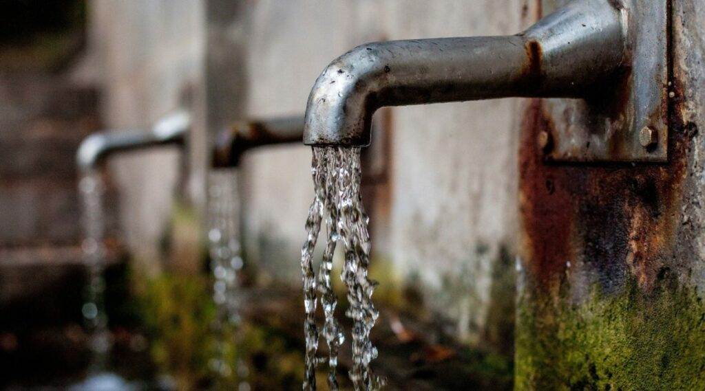 Versiegende Hausbrunnen: Trinkwasser-Anschluss fördern!