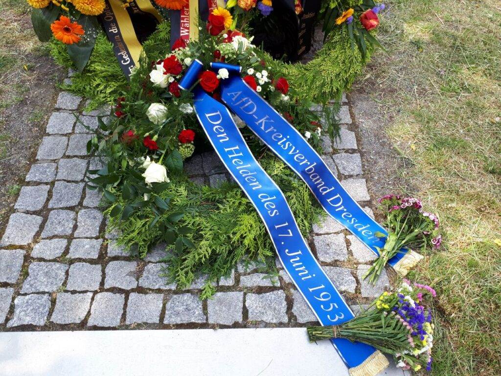 70. Jahrestag der Proteste gegen die SED-Diktatur - Kranzniederlegung an der Dresdner Panzerkette