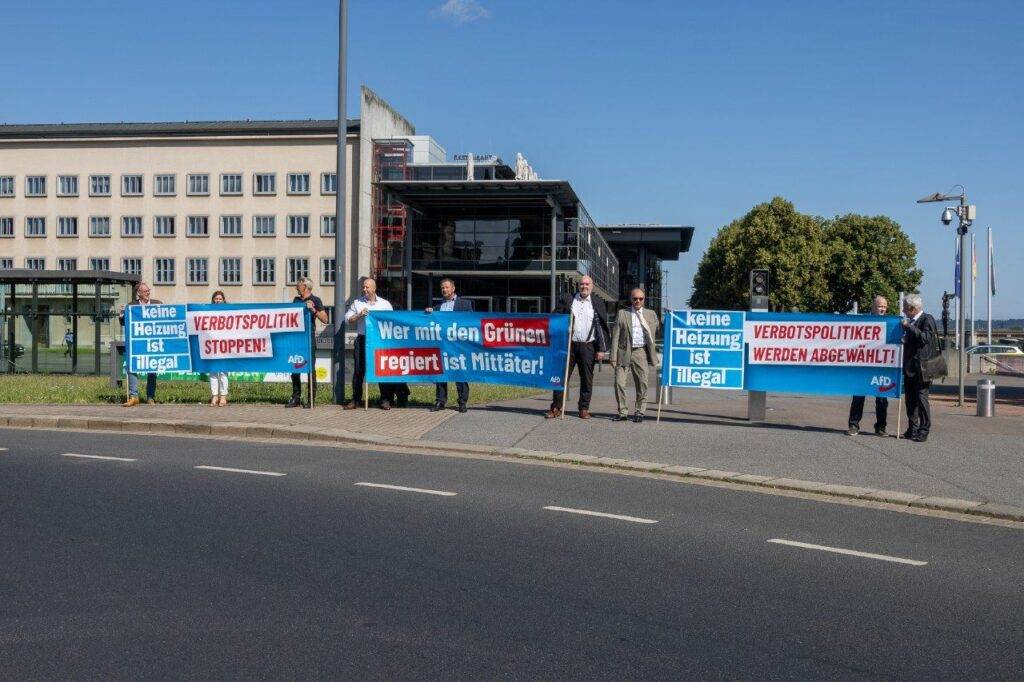 #KeineHeizungistillegal - Banneraktion vor dem Sächsischen Landtag